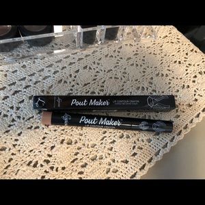 Perky Pout Maker Lip Contour Crayon